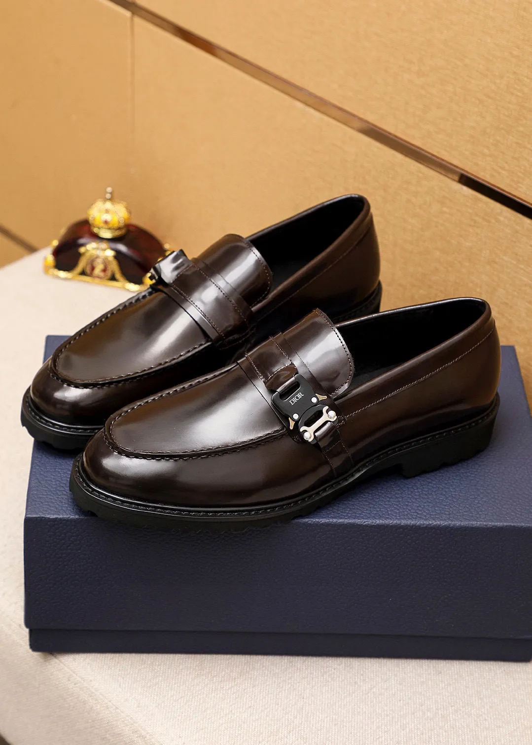 Men's shoes 💰460 💐 Product trademark: Dior "Dior" casual leather shoes Regular size: 39-44 (38.45🉑️customized) Product materials: Selected Italian imported first-layer open-edge beaded cowhide upper + classic hardware buckle, imported water-dyed cowhide lining. Strong three-dimensional visual effect, foam outsole Color: 2⃣️colors available